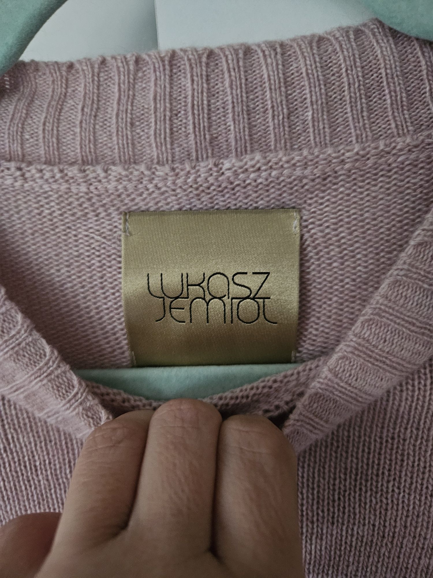 Różowy pudrowy róż sweter Łukasz Jemioł merynos kaszmir