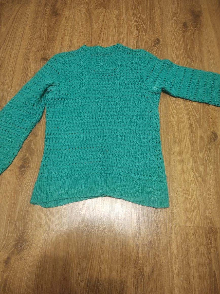 Sweter w kolorze zielonym