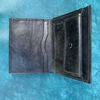 Czarny duży portfel na bilon ze skóry ręcznie szyty. Handmade.