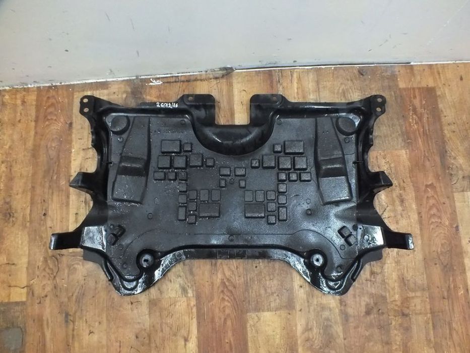 Resguardo inferior do motor Mercdes Classe C W204