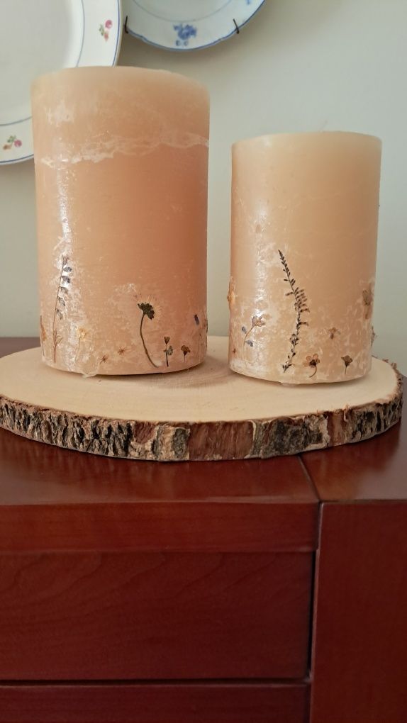 Velas decoradas com flores secas