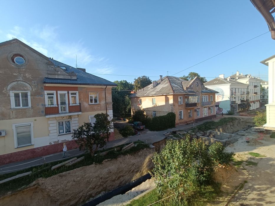 Центр.  Трикімнатна. .Вся мебля та техніка.