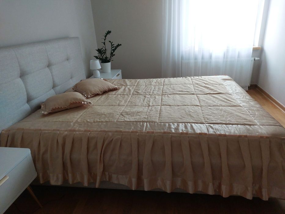 Narzuta na łóżko 160 cm z poduszkami – elegancka, z podszewką, zlota