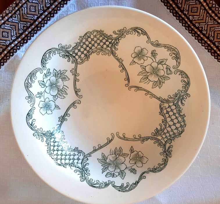Тарелка с оригинальным узором. Завод Буды.