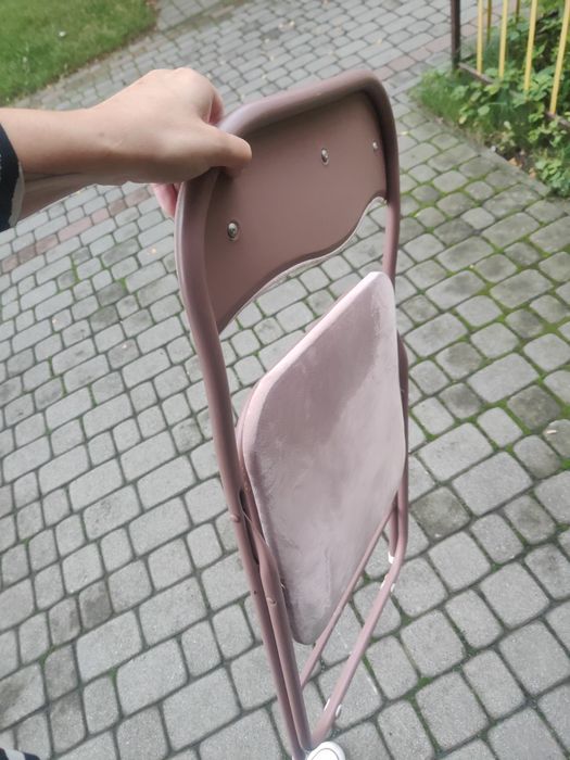 Welurowe różowe krzesło