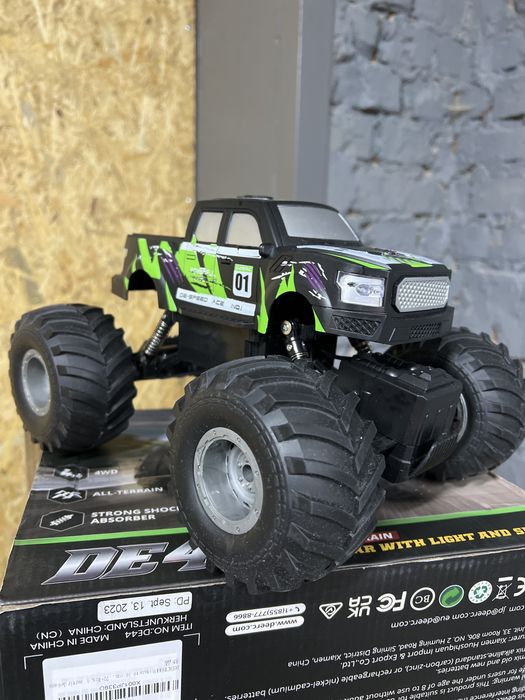 Автомобіль на радіо управлінні deerc