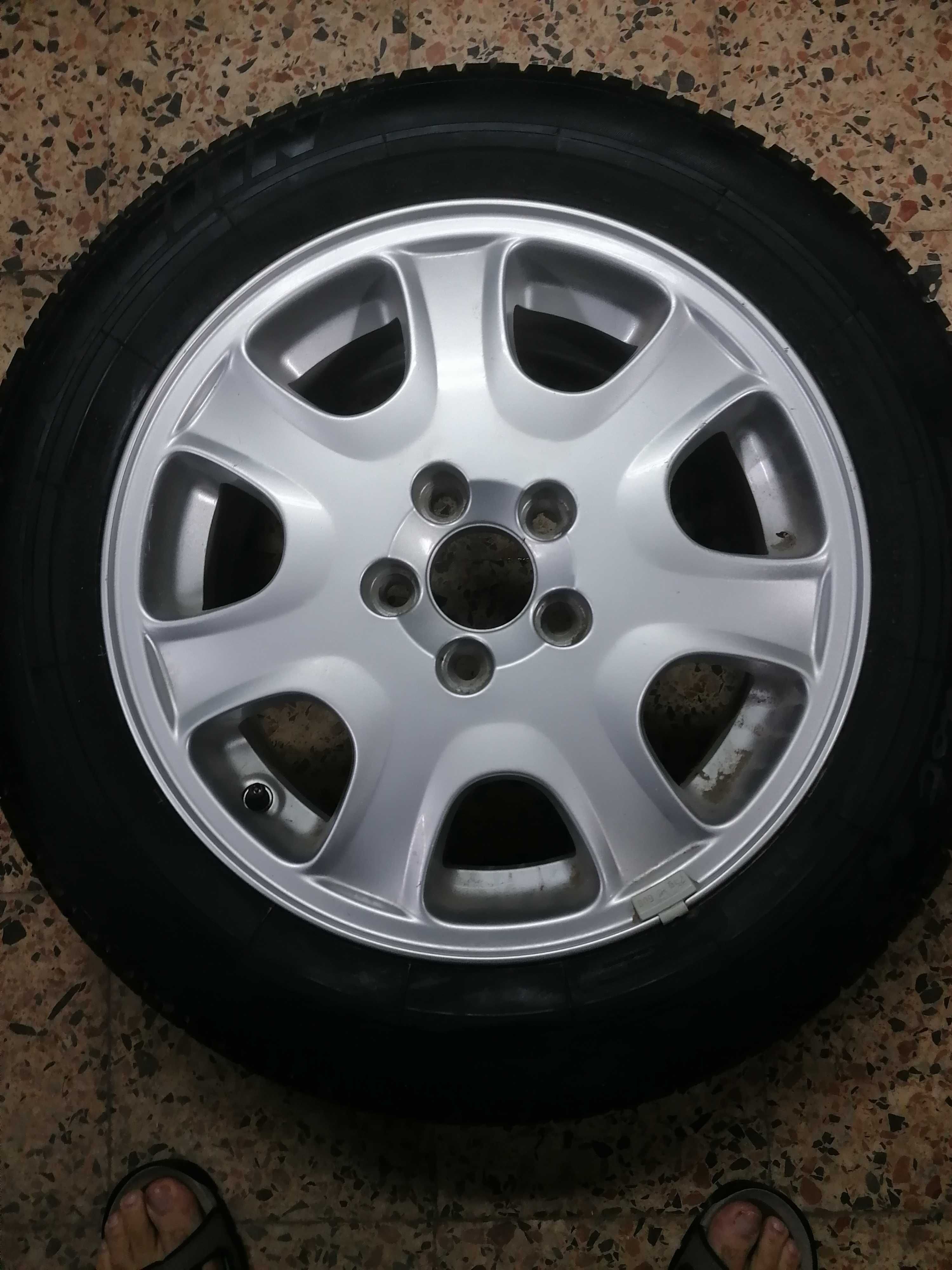 Jante com pneu novo original Volvo