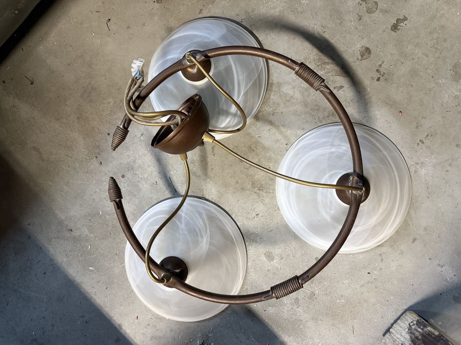 Lampa wisząca z pięknymi mlecznymi kloszami brązowa lampa miedziana