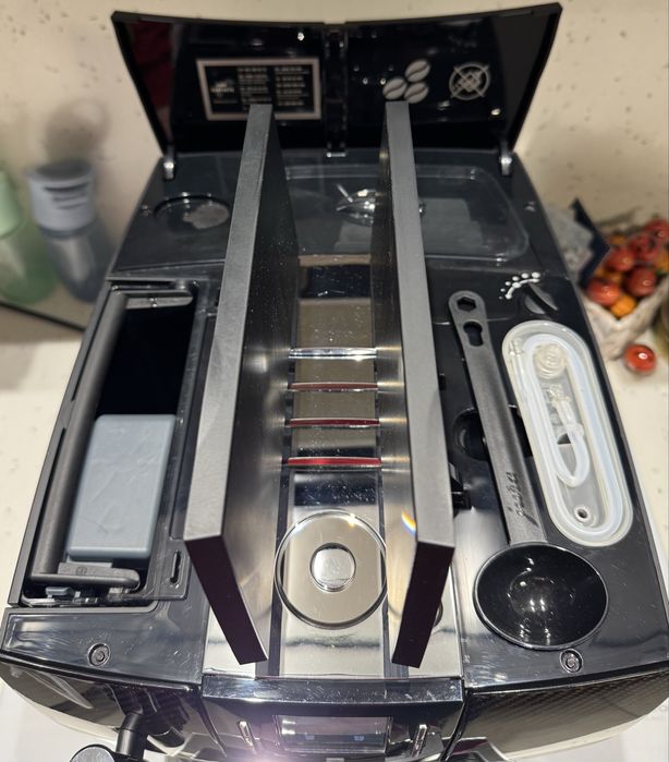 Ekspres do kawy Jura J6 Carbon