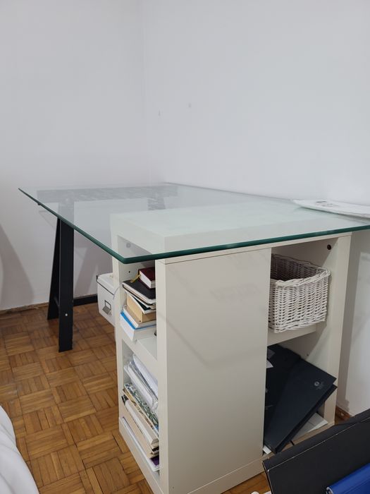Biurko ze szklanym blatem i półeczką