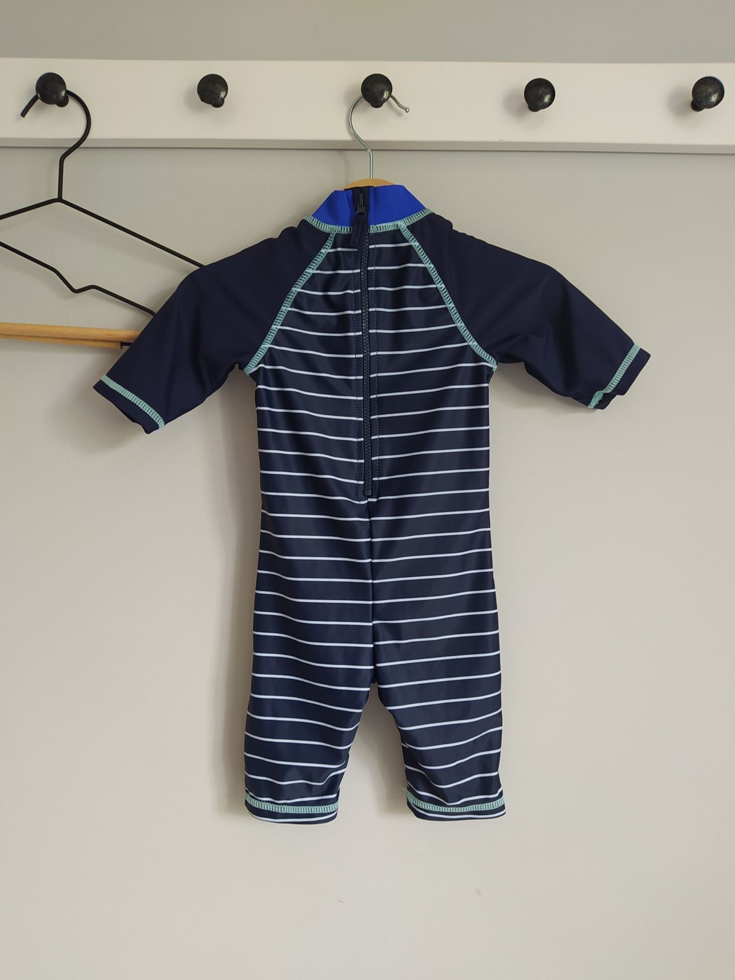 Granatowy kombinezon plażowy, kąpielowy z delfinem 6-9 m Mothercare