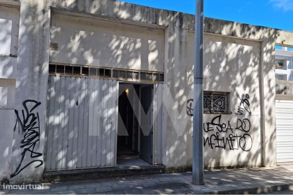 Garagem/Atelier Junto à Universidade de Aveiro.
