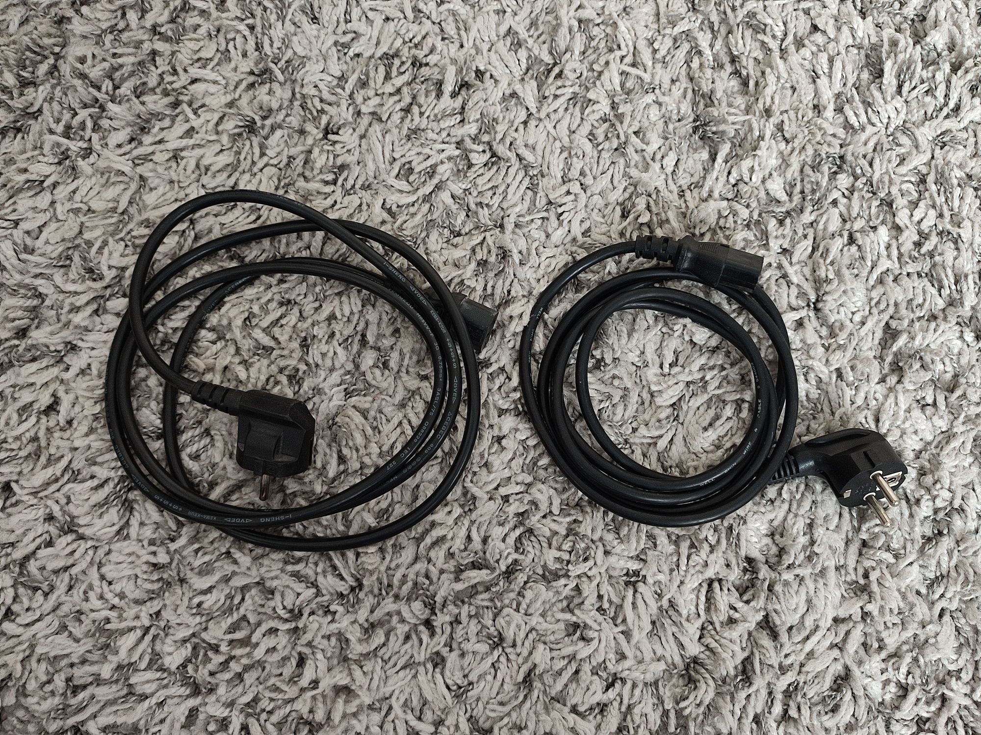 Dwa kable zasilające do monitora