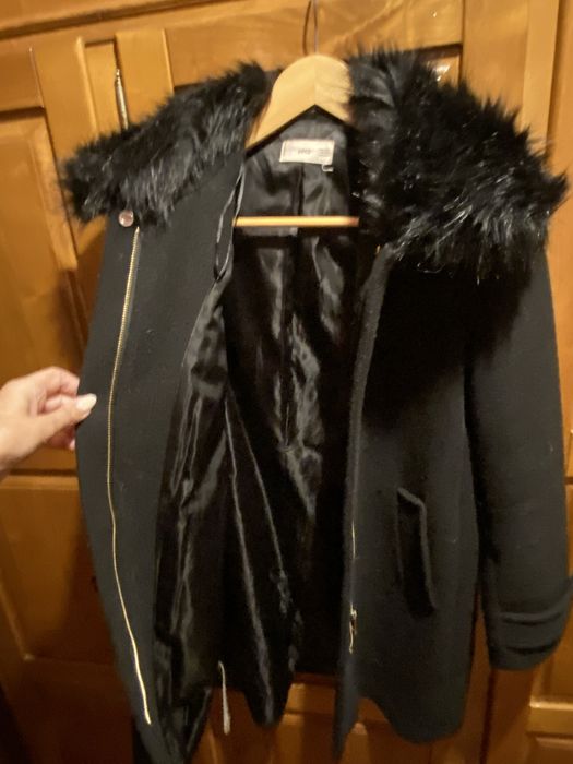 Casaco preto comprido com gola pelo mango c/ borboto e bolero em pelo