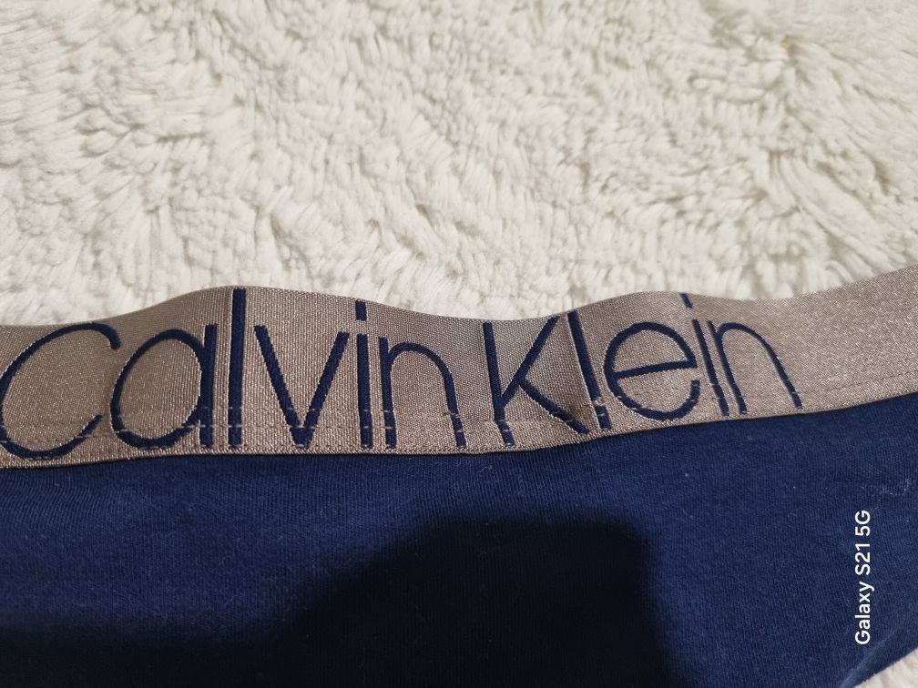 Calvin Klein - stringi. Rozmiar L