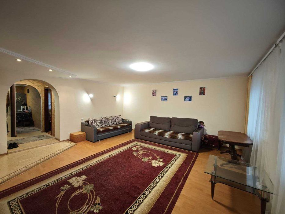 Продаж 2-км квартири (перепланована з 3-км ) на Виставці