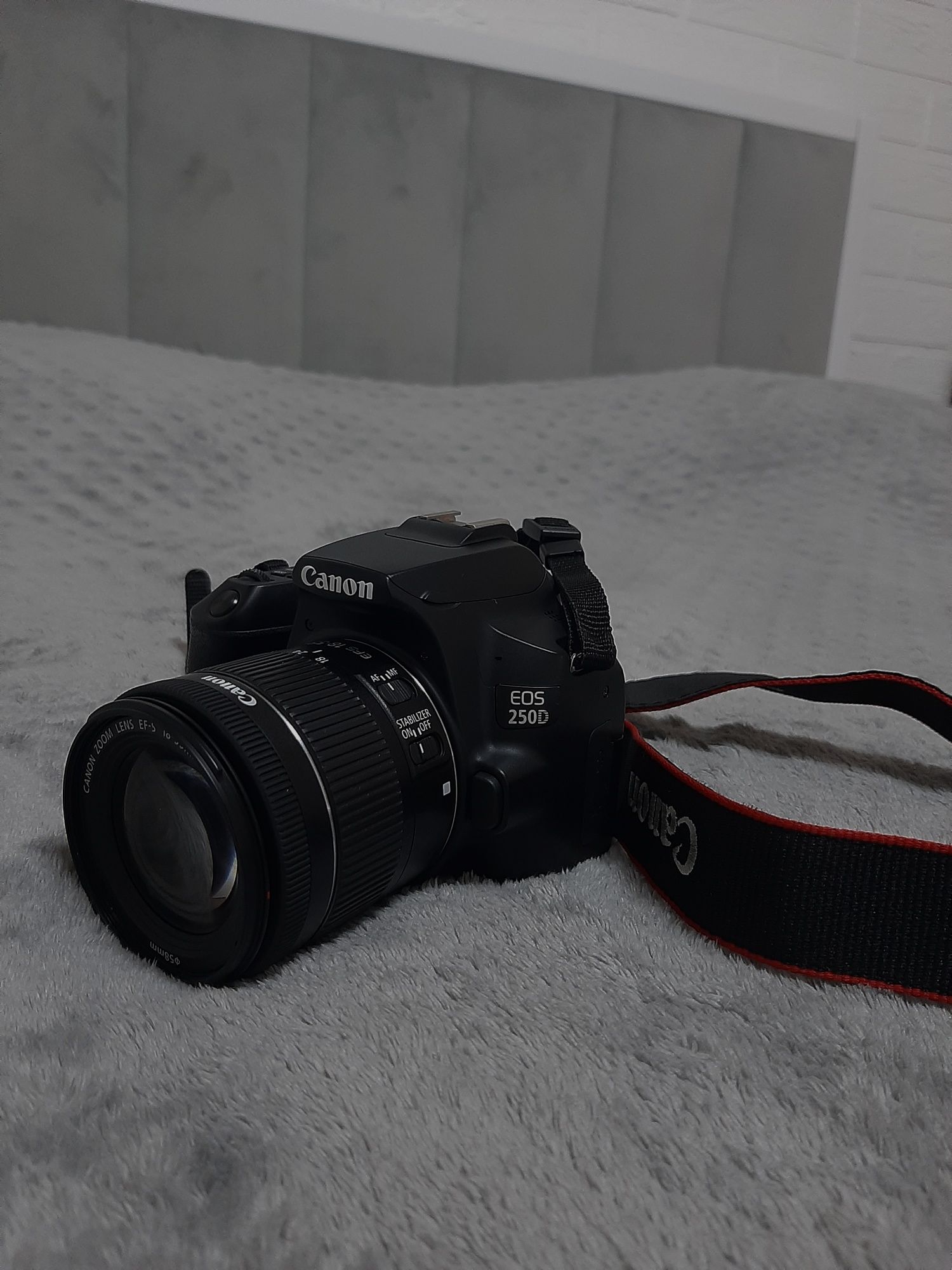 Фотоапарат Canon eos 250D в ідеальному стані