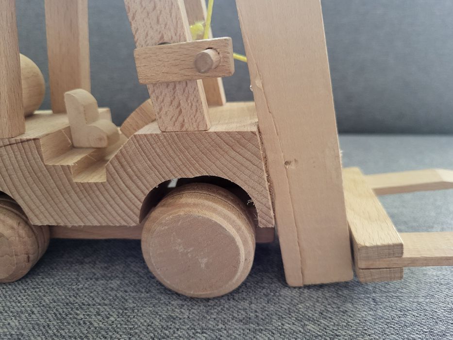 Drewniany wózek widłowy zabawka