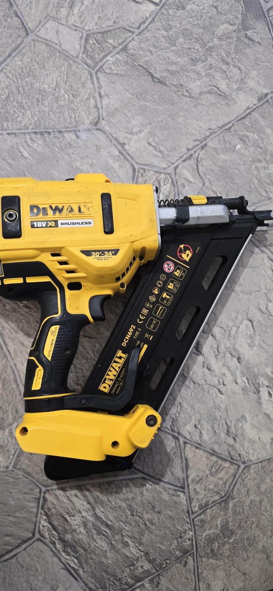 Gwoździarka dewalt dcn692