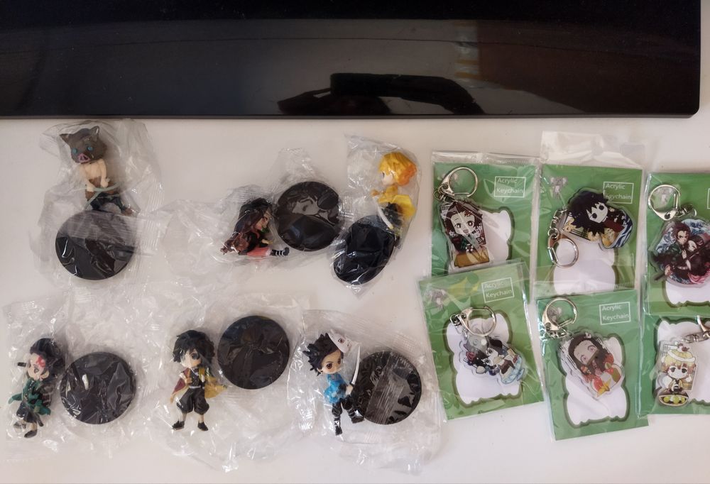 Figuras demon Slayer e porta chaves novos