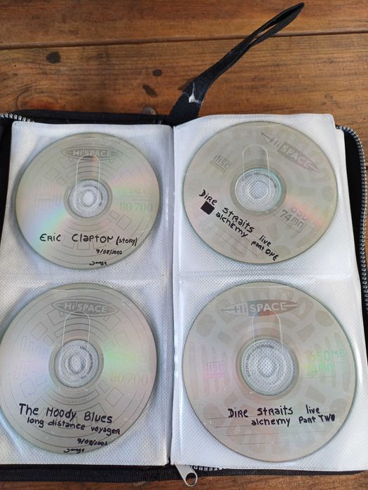 Capa com 48 CDs gravados de Musica Variada