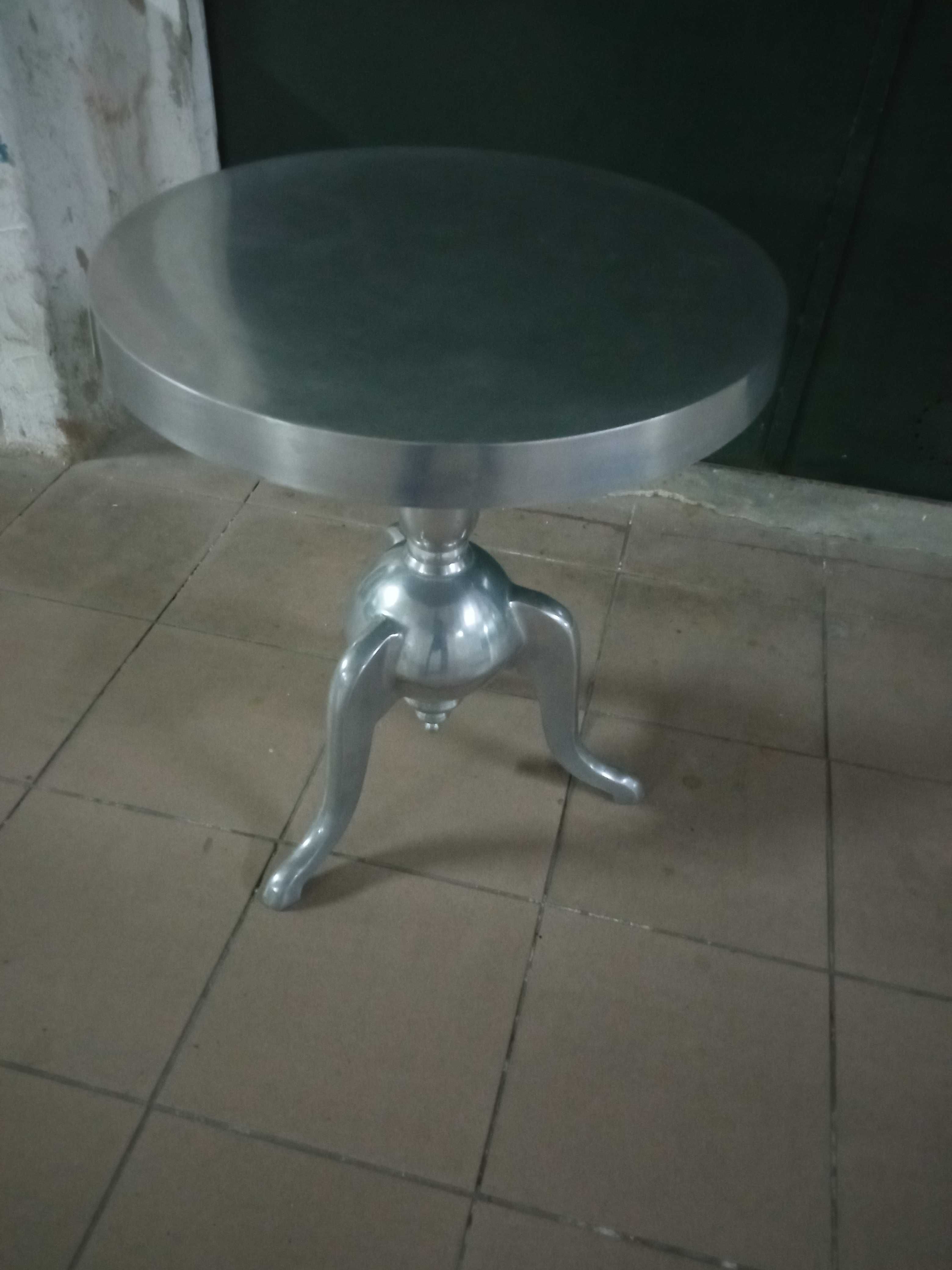 Mesa decorativa em aluminio