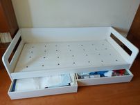 Cama de corpo e meio com arrumação