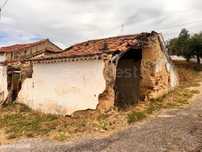Moradia com Terreno junto à zona de ribeiro no concelho de Abrantes
