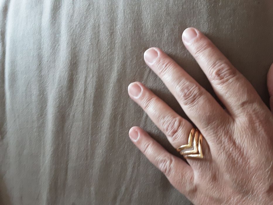 Colar novo com pedras, muito bonito em tons de rosa e roxo e anel