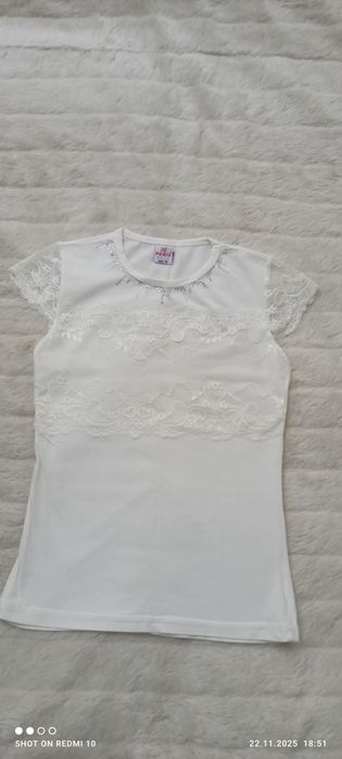 Футболка с кружевом.