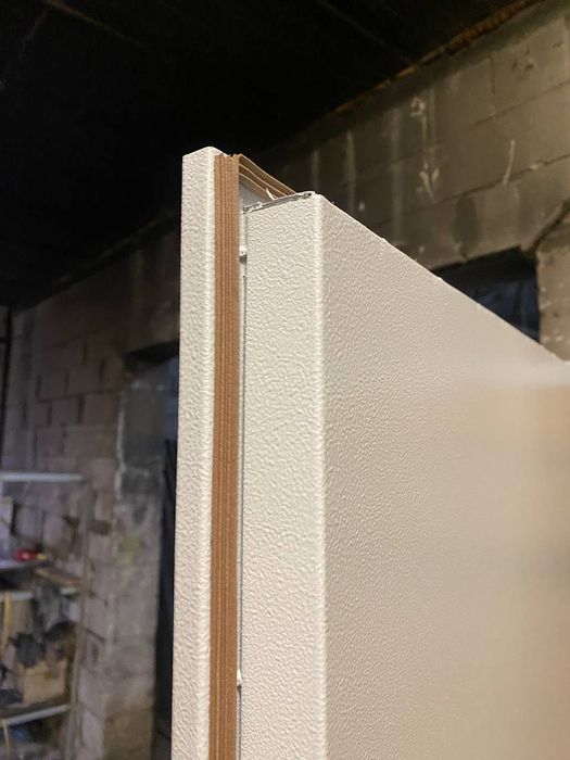 Доступно! Вхідні двері в технічні приміщення. Телефонуйте!