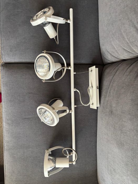 Biała metalowa lampa sufitowa