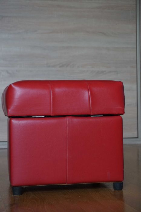 Pufy PRL czerwona skórzana pikowana