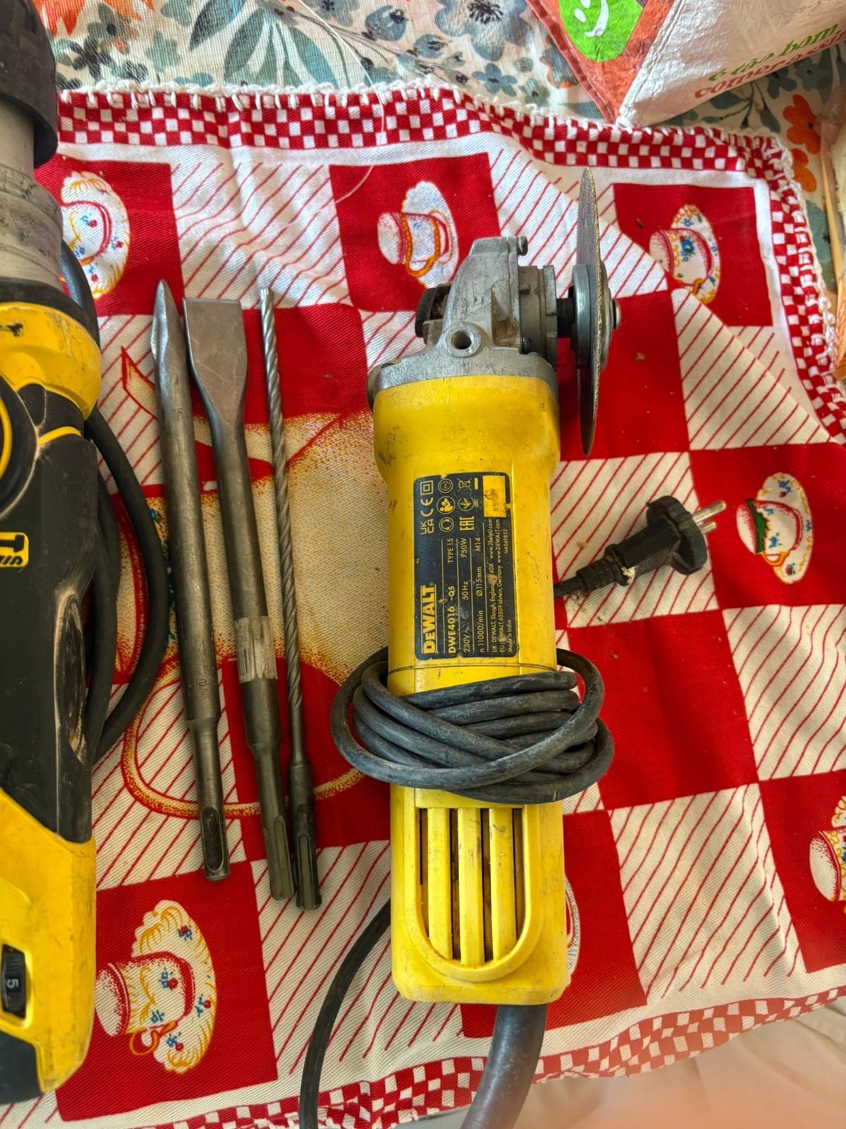 Martelo Stanley fatmax e rebarbadora Dewalt
