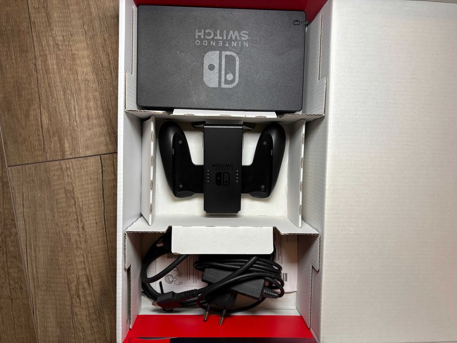 Konsola Nintendo Switch + Pad do Joycon'ów + Dock Station