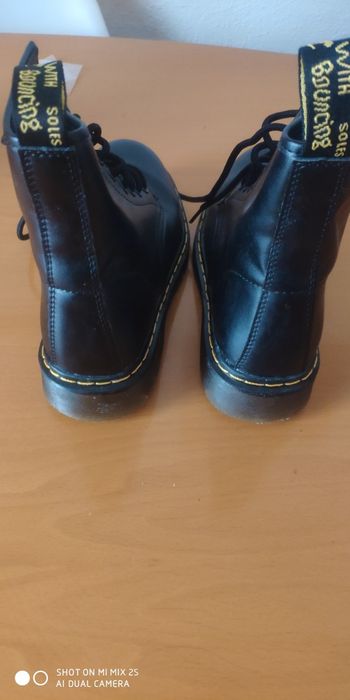 Botas pretas usadas uma vez