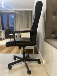 Czarny fotel biurowy