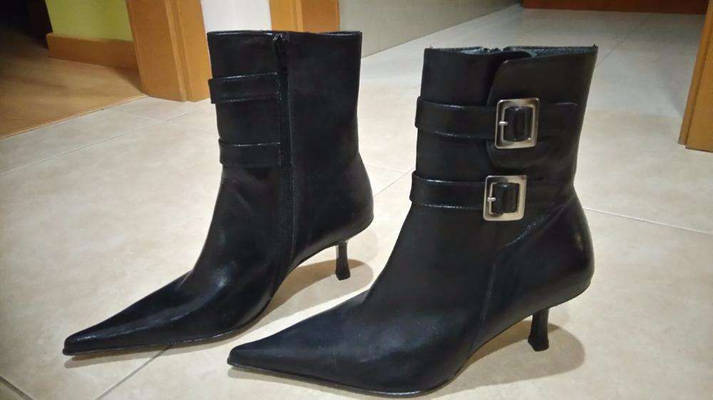 Botas novas em couro nº 36