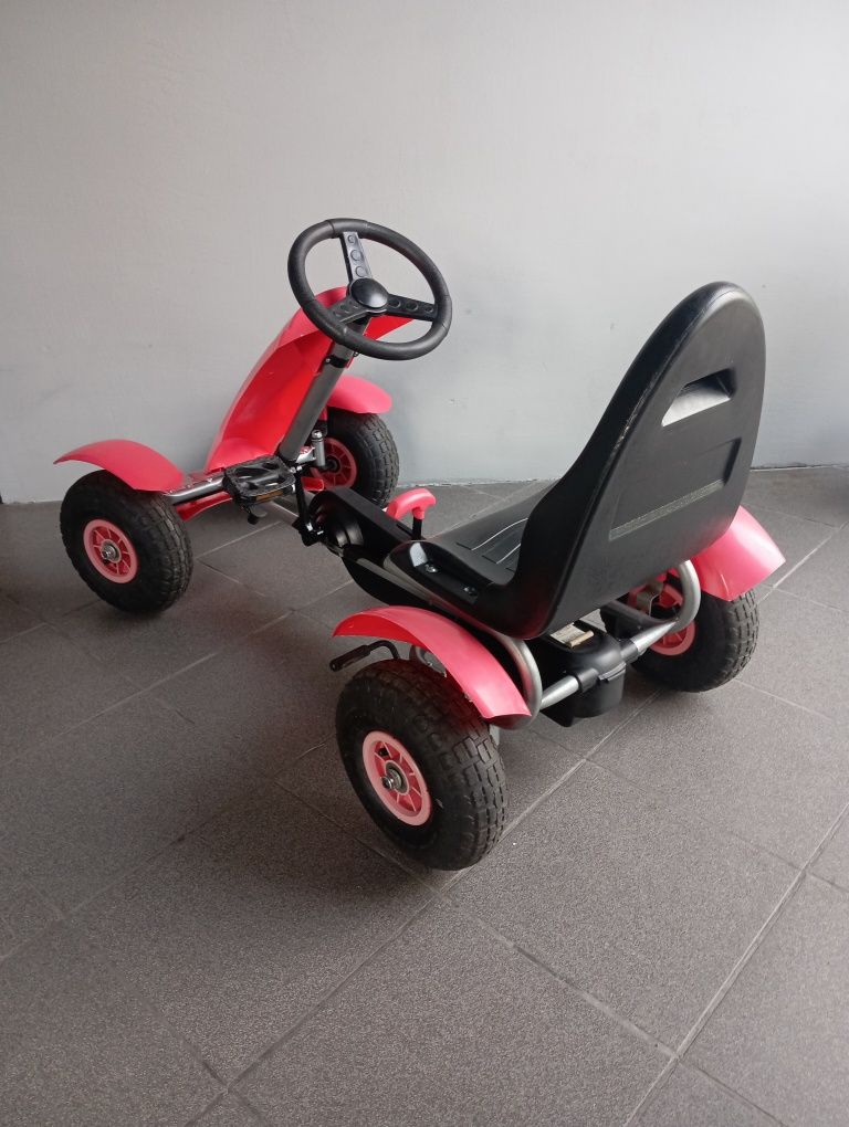 Gokart dziecięcy na pedały.