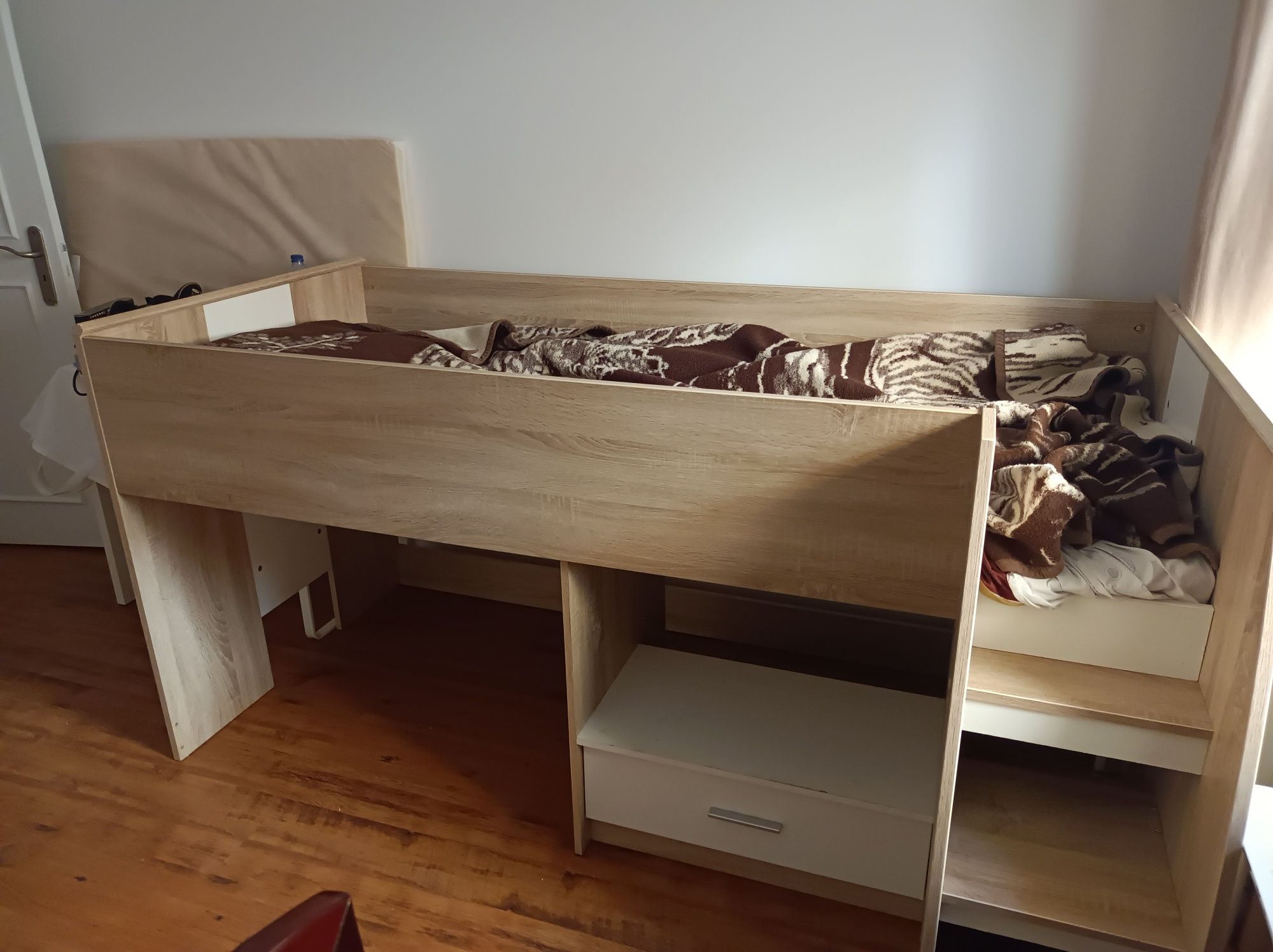 Cama com resguardo