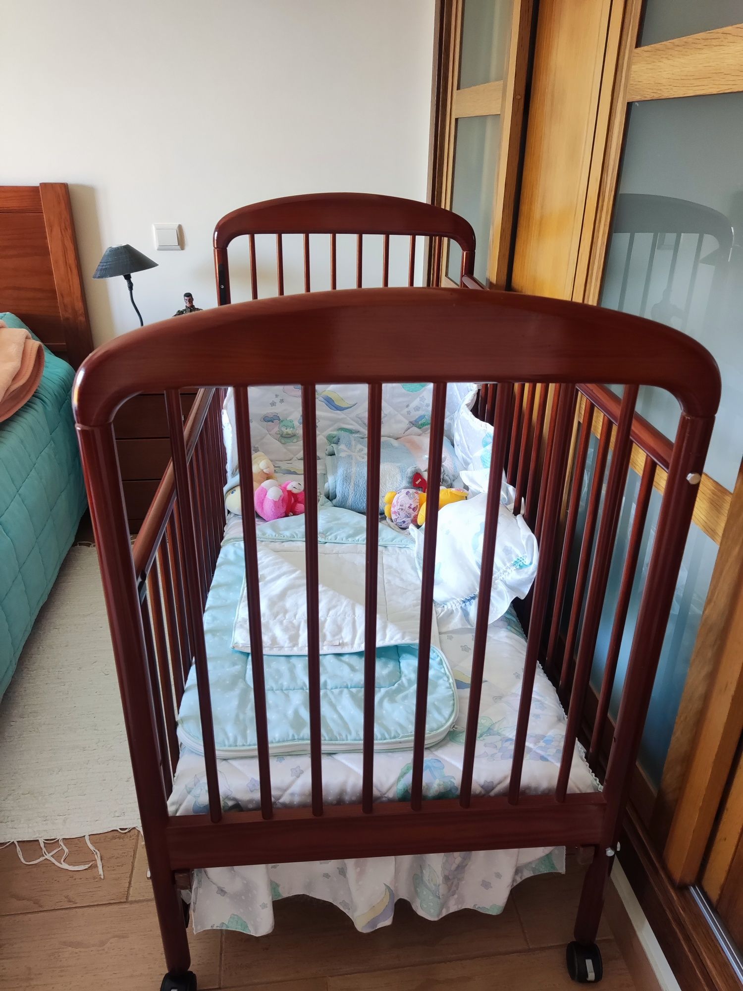Cama de bebe, lençóis e cobertores