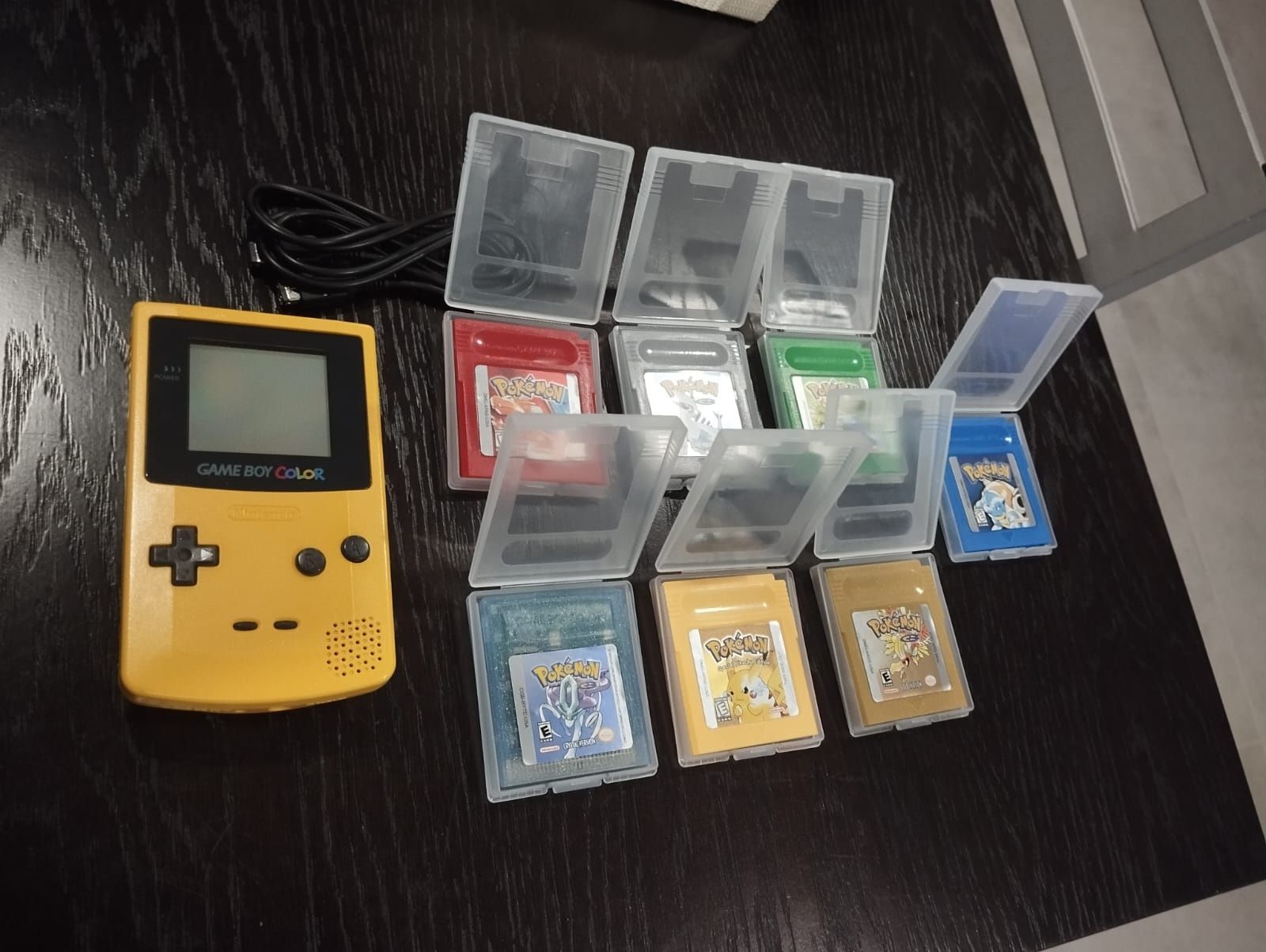 Conjunto Gameboy Color amarelo com 7 jogos Pokémon e cabo link
