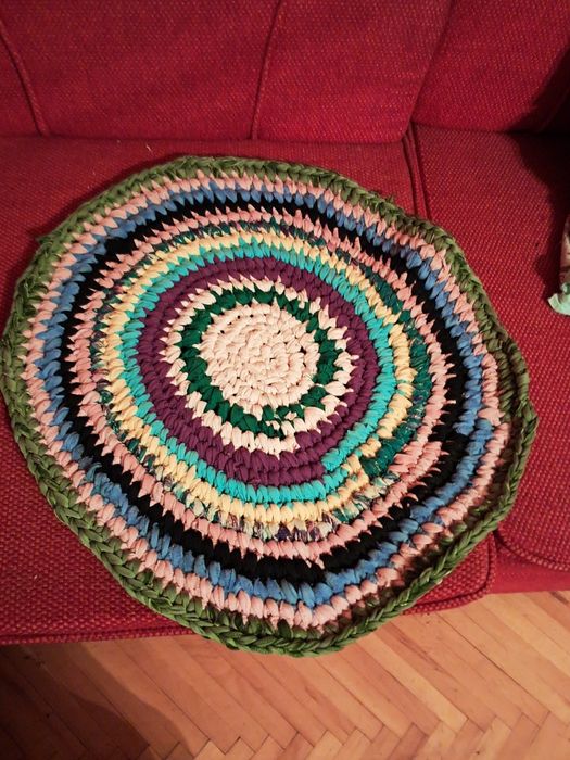 Коврик в'язаний ручної роботи є різних кольорів.