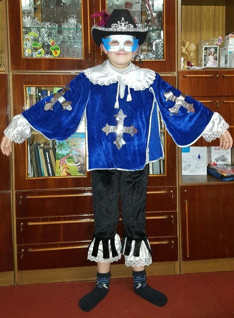 Новорічний костюм мушкетера