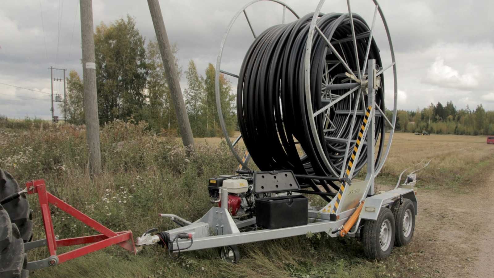 Przyczepa z kołowrotkiem do rozwijania rur HDPE