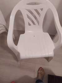 Vendo  cadeiras brancas de jardim em resina com pouco uso
