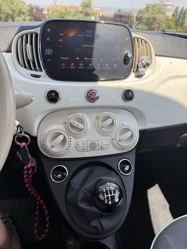 Fiat 500 cabrio branco e vermelho