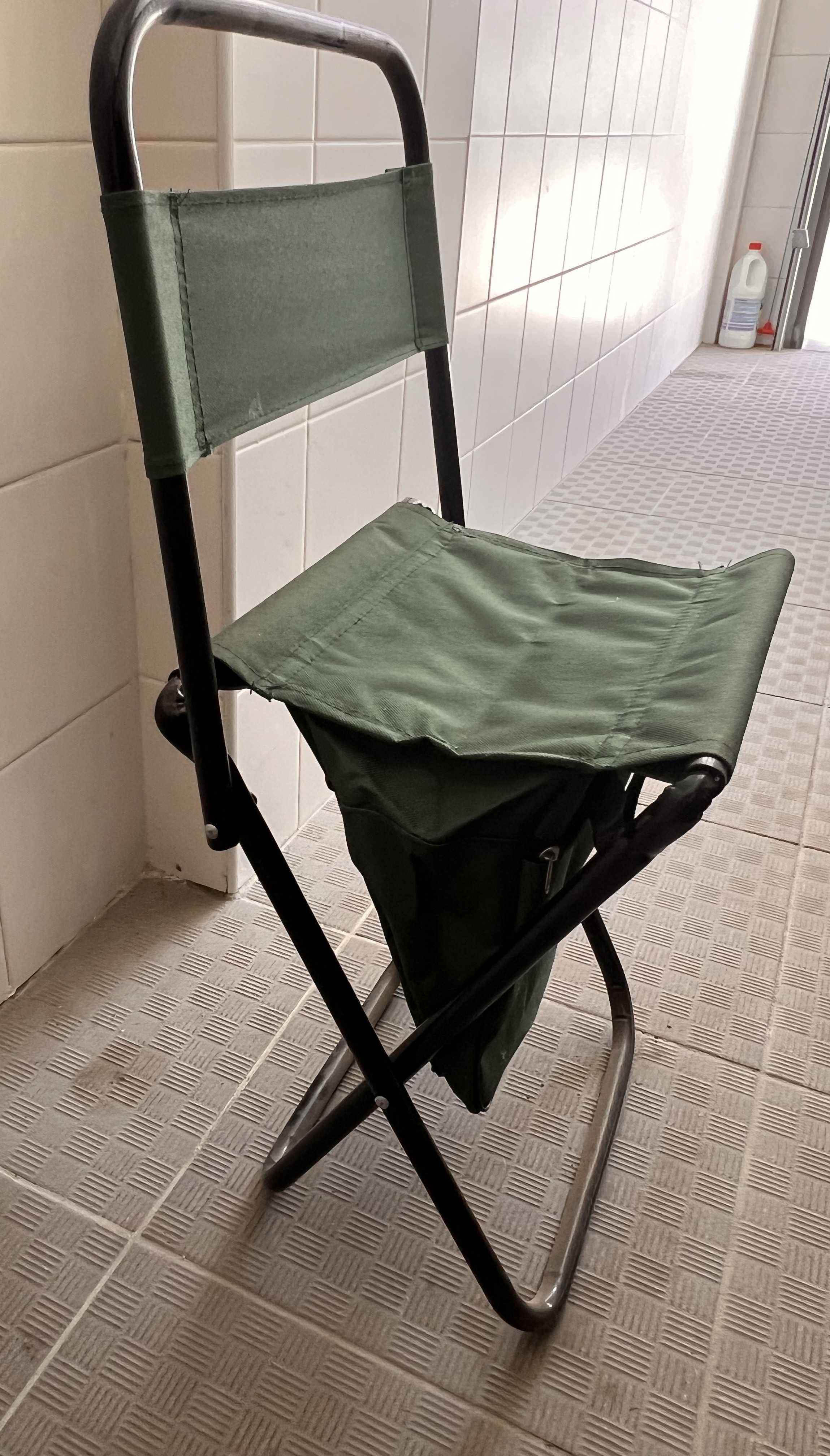 Banco com mochila