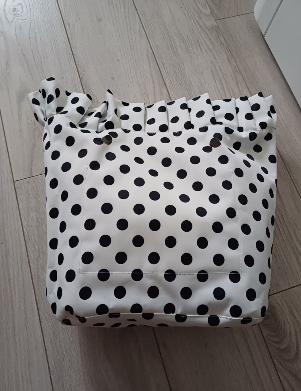 O Bag Standard, biały w czarne kropki z falbanką organizer do torebki