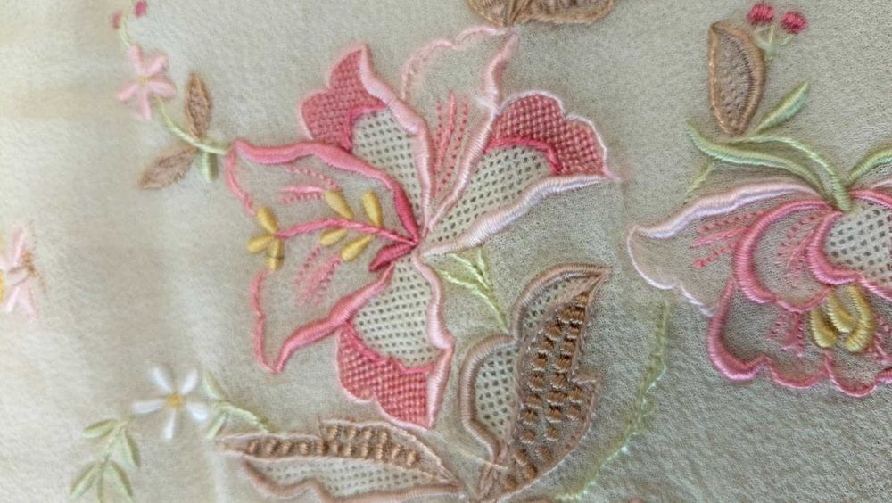 Lenço de pescoço em chiffon de seda e bordado da Madeira